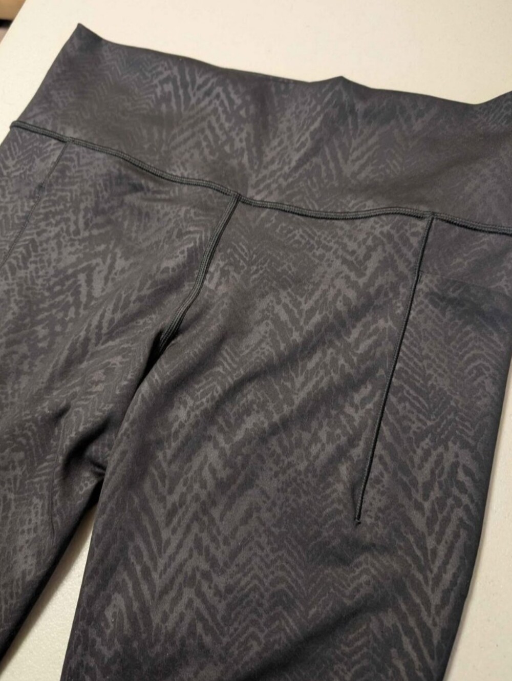 Large Athleta black patterned leggings